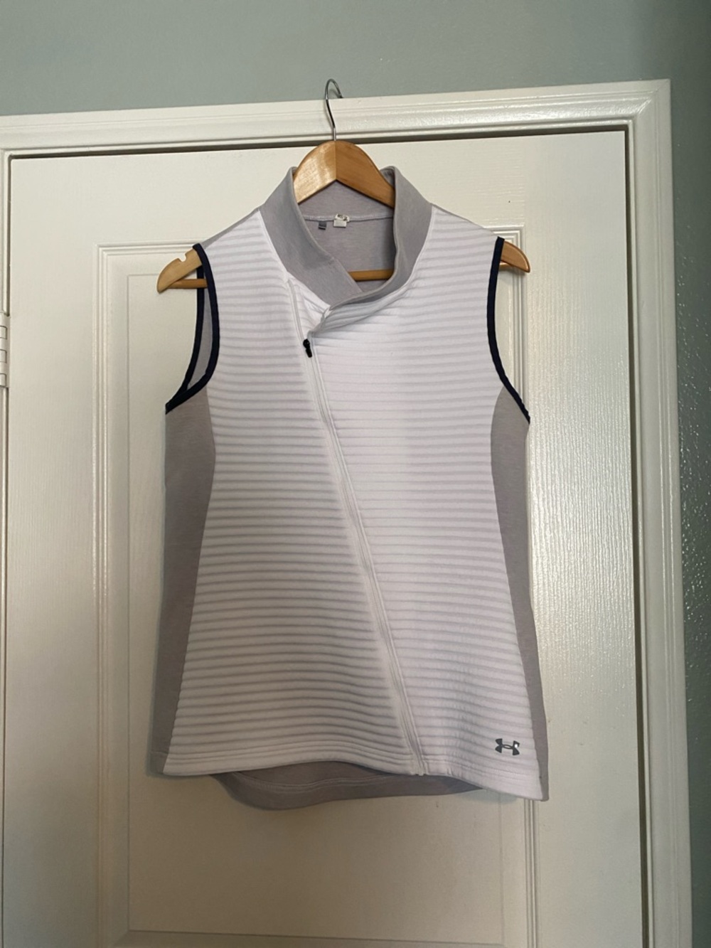 Under Armour White & Light Gray Sleeveless Golf Vest